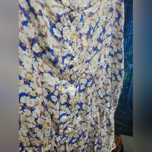 Gorgeous E&M crop tank top with buttons and lace details size Large - Picture 3 of 5